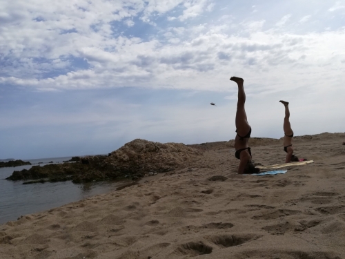 yoga frente al mar