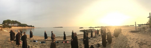 kinhin meditación en movimiento frente al mar