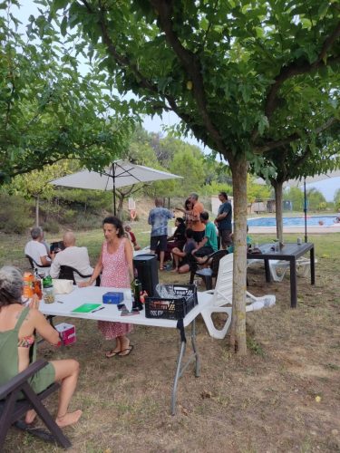 en torno a la piscina